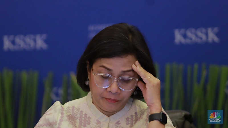 Menteri Keuangan, Sri Mulyani dalam acara Konferensi pers Hasil Rapat Berkala KSSK I Tahun 2024 di Kementerian Keuangan, Selasa (30/1/2024). (CNBC Indonesia/Muhammad Sabki) Menteri Keuangan, Sri Mulyani dalam acara Konferensi pers Hasil Rapat Berkala KSSK I Tahun 2024 di Kementerian Keuangan, Selasa (30/1/2024). (CNBC Indonesia/Muhammad Sabki)