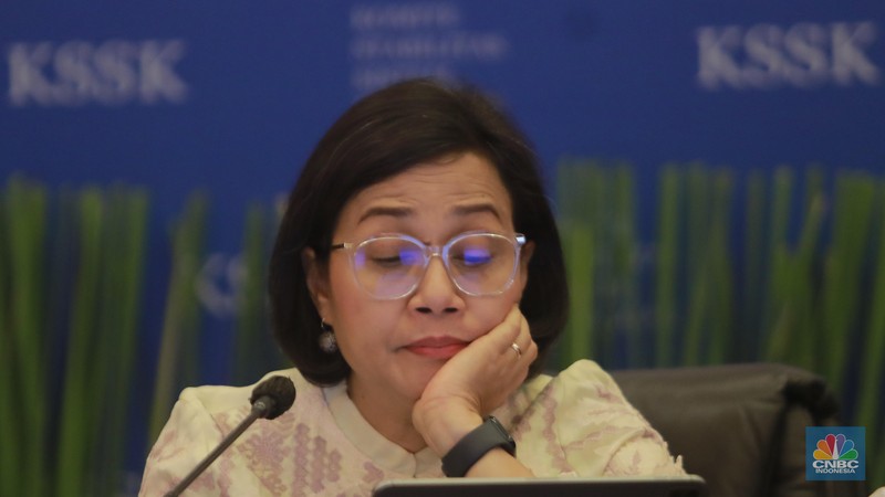 Menteri Keuangan, Sri Mulyani dalam acara Konferensi pers Hasil Rapat Berkala KSSK I Tahun 2024 di Kementerian Keuangan, Selasa (30/1/2024). (CNBC Indonesia/Muhammad Sabki) Menteri Keuangan, Sri Mulyani dalam acara Konferensi pers Hasil Rapat Berkala KSSK I Tahun 2024 di Kementerian Keuangan, Selasa (30/1/2024). (CNBC Indonesia/Muhammad Sabki)