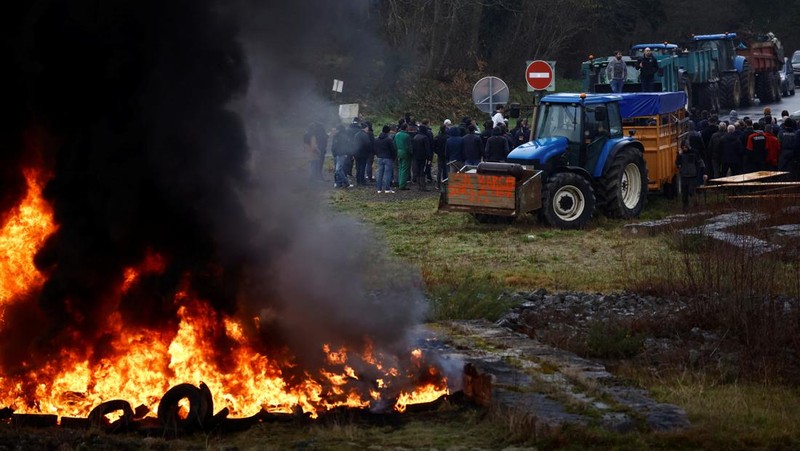 Petani Prancis menyemprot supermarket dengan tanah dan kotoran saat melakukan aksi protes terhadap lonjakan harga, pajak, dan peraturan ramah lingkungan di Bon-Encontre dekat Agen, Prancis selatan. (AP Photo/Fred Scheiber)