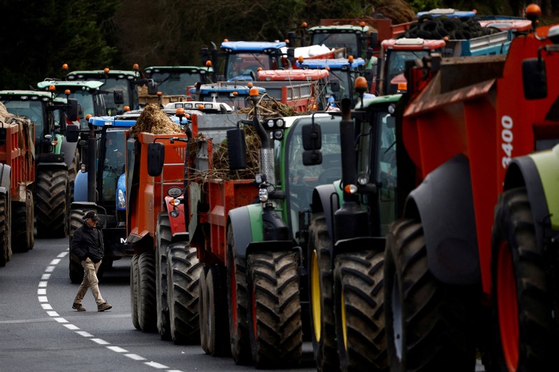 Petani Prancis menyemprot supermarket dengan tanah dan kotoran saat melakukan aksi protes terhadap lonjakan harga, pajak, dan peraturan ramah lingkungan di Bon-Encontre dekat Agen, Prancis selatan. (AP Photo/Fred Scheiber) Petani Prancis menyemprot supermarket dengan tanah dan kotoran saat melakukan aksi protes terhadap lonjakan harga, pajak, dan peraturan ramah lingkungan di Bon-Encontre dekat Agen, Prancis selatan. (AP Photo/Fred Scheiber)