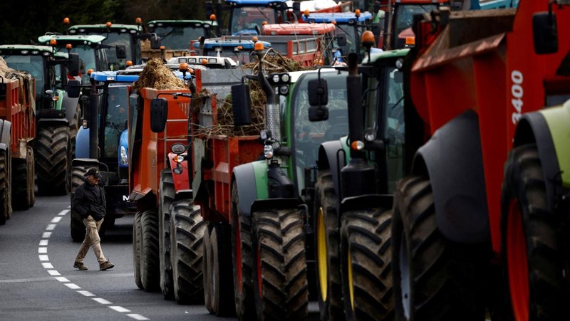 Petani Prancis menyemprot supermarket dengan tanah dan kotoran saat melakukan aksi protes terhadap lonjakan harga, pajak, dan peraturan ramah lingkungan di Bon-Encontre dekat Agen, Prancis selatan. (AP Photo/Fred Scheiber)