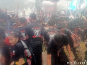 Semangat Pemain Bantengan Diguyur Hujan Saat Kampanye Akbar Ganjar di Malang