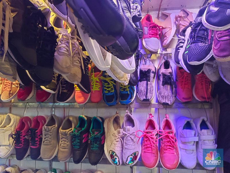 Penjualan sepatu bekas impor masih marak di Pasar Senen, Jakarta Pusat. (CNBC Indonesia/Martyasari Rizky)