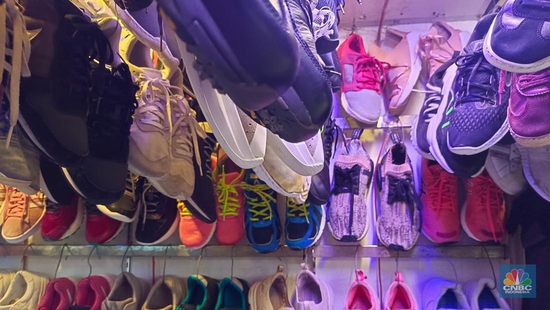 Penjualan sepatu bekas impor masih marak di Pasar Senen, Jakarta Pusat. (CNBC Indonesia/Martyasari Rizky)