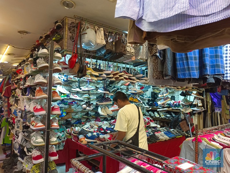 Penjualan sepatu bekas impor masih marak di Pasar Senen, Jakarta Pusat. (CNBC Indonesia/Martyasari Rizky)