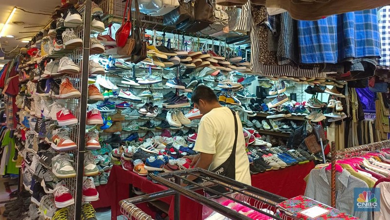 Penjualan sepatu bekas impor masih marak di Pasar Senen, Jakarta Pusat. (CNBC Indonesia/Martyasari Rizky)