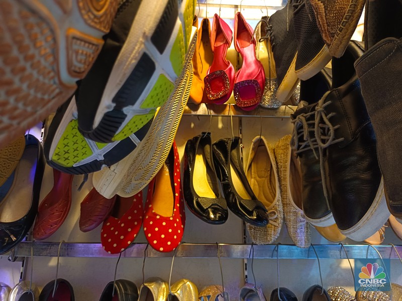 Penjualan sepatu bekas impor masih marak di Pasar Senen, Jakarta Pusat. (CNBC Indonesia/Martyasari Rizky)