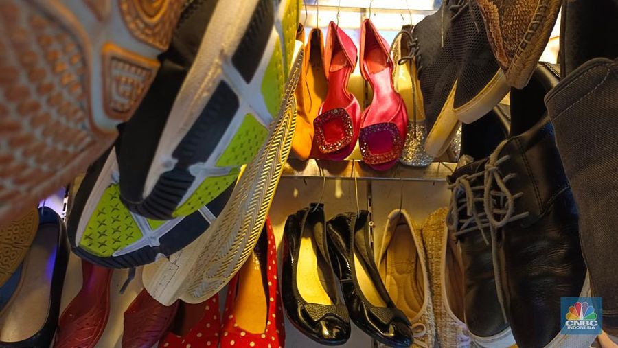 Penjualan sepatu bekas impor masih marak di Pasar Senen, Jakarta Pusat. (CNBC Indonesia/Martyasari Rizky)