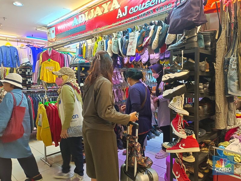 Penjualan sepatu bekas impor masih marak di Pasar Senen, Jakarta Pusat. (CNBC Indonesia/Martyasari Rizky) Penjualan sepatu bekas impor masih marak di Pasar Senen, Jakarta Pusat. (CNBC Indonesia/Martyasari Rizky)