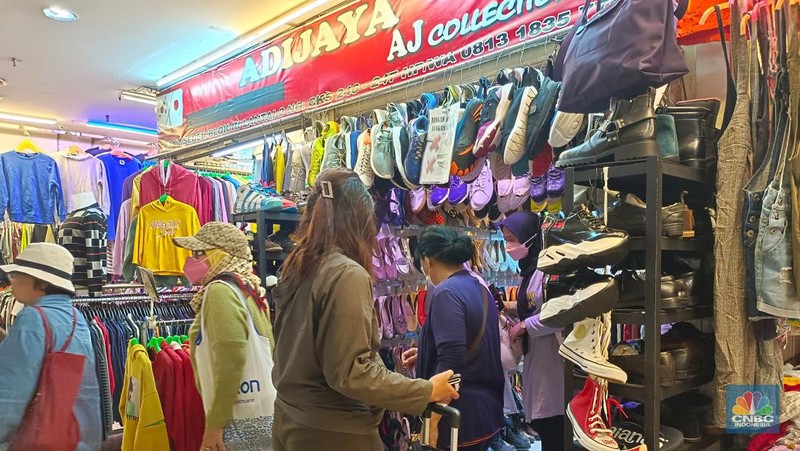 Penjualan sepatu bekas impor masih marak di Pasar Senen, Jakarta Pusat. (CNBC Indonesia/Martyasari Rizky)