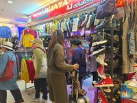 Parah! Sepatu Adidas-Nike Bekas Impor Masih Gentayangan di Pasar Senen