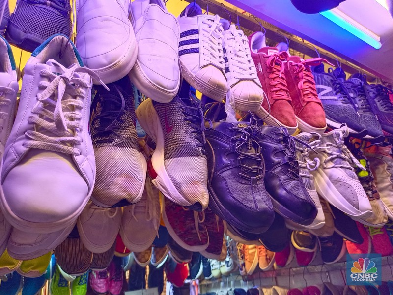 Penjualan sepatu bekas impor masih marak di Pasar Senen, Jakarta Pusat. (CNBC Indonesia/Martyasari Rizky) Penjualan sepatu bekas impor masih marak di Pasar Senen, Jakarta Pusat. (CNBC Indonesia/Martyasari Rizky)