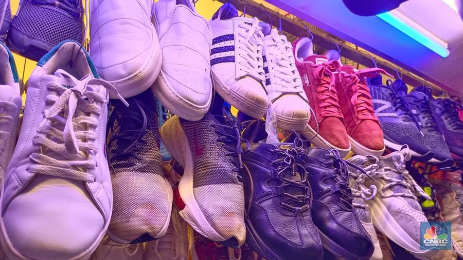 Penjualan sepatu bekas impor masih marak di Pasar Senen, Jakarta Pusat. (CNBC Indonesia/Martyasari Rizky)