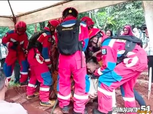 Damkar Bantu Pemakaman Warga Berbobot 182 Kg di Cibubur Jaktim