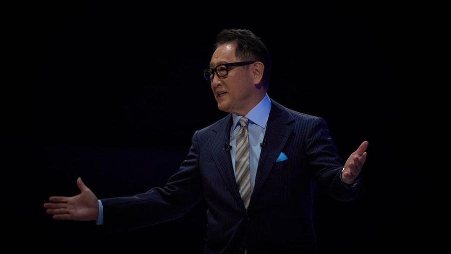 Pimpinan Toyota Motor Akio Toyoda meminta maaf atas skandal di tiga grup perusahaan saat konferensi pers di Nagoya, Jepang pada 30 Januari 2024, dalam foto yang diambil oleh Kyodo. (Instagram @akiotoyoda_official)