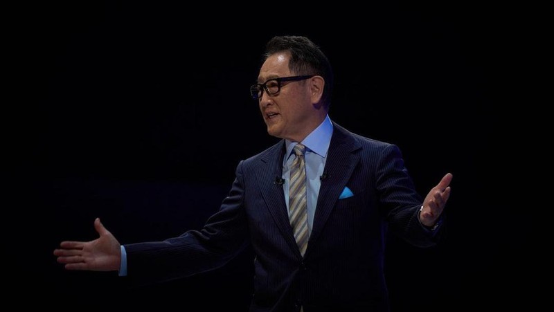 Pimpinan Toyota Motor Akio Toyoda meminta maaf atas skandal di tiga grup perusahaan saat konferensi pers di Nagoya, Jepang pada 30 Januari 2024, dalam foto yang diambil oleh Kyodo. (Instagram @akiotoyoda_official)