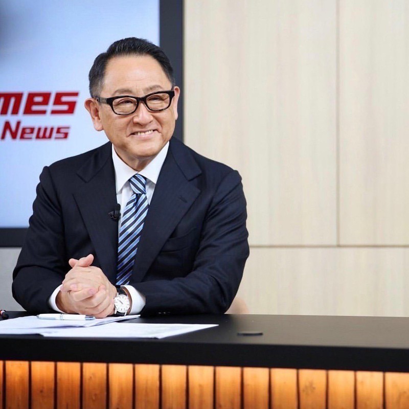 Pimpinan Toyota Motor Akio Toyoda meminta maaf atas skandal di tiga grup perusahaan saat konferensi pers di Nagoya, Jepang pada 30 Januari 2024, dalam foto yang diambil oleh Kyodo. (Instagram @akiotoyoda_official)