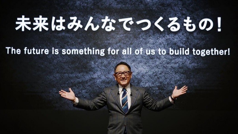 Pimpinan Toyota Motor Akio Toyoda meminta maaf atas skandal di tiga grup perusahaan saat konferensi pers di Nagoya, Jepang pada 30 Januari 2024, dalam foto yang diambil oleh Kyodo. (Instagram @akiotoyoda_official)