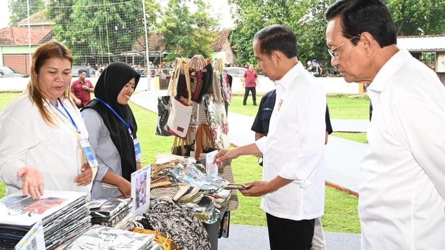 Presiden Joko Widodo dan Sri Sultan Hamengkubuwana X bertemu dengan para ibu nasabah program Membina Ekonomi Keluarga Sejahtera (Mekaar) binaan Permodalan Nasional Madani (PNM), berlangsung di Stadion Gemilang, Kabupaten Magelang, Jawa Tengah, Selasa, 30 Januari 2024. ( X @jokowi)