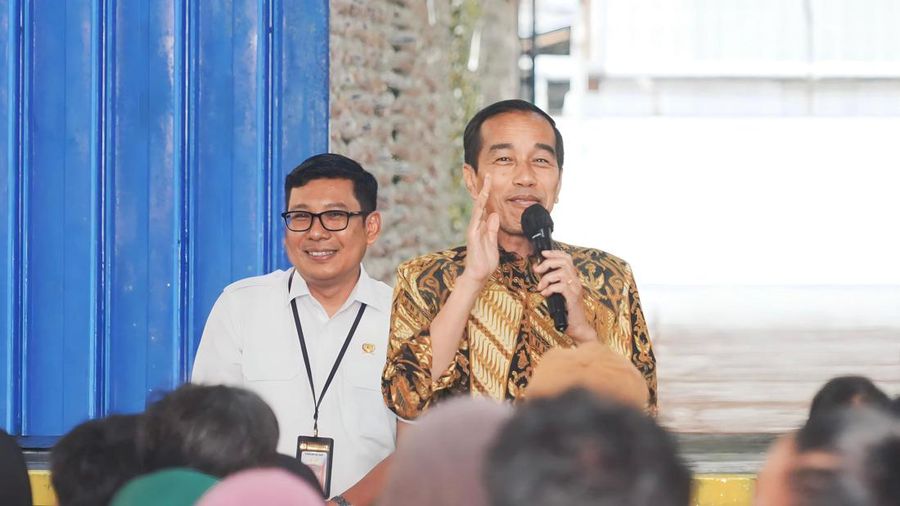 Presiden Jokowi didampingi Kepala Bapanas saat penyaluran beras bantuan pangan di Yogyakarta. (Dok: Bapanas)