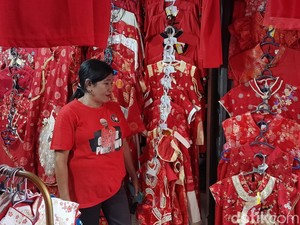 Semarak Imlek, Toko di Pasar Gede Ini Jual Baju Cheongsam