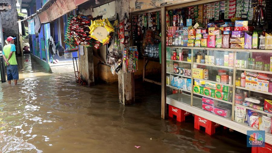 Aktifitas warga saat genangan air melanda di wilayah Cipinang Melayu, Jakarta, (31/1/2024). Pemprov DKI Jakarta melaporkan kenaikan tinggi muka air di Pos Pantau Sunter Hulu usai hujan mengguyur sejumlah wilayah di Jakarta. Pos Sunter Hulu kini statusnya naik menjadi bahaya atau Siaga 1. (CNBC Indonesia/Muhammad Sabki)