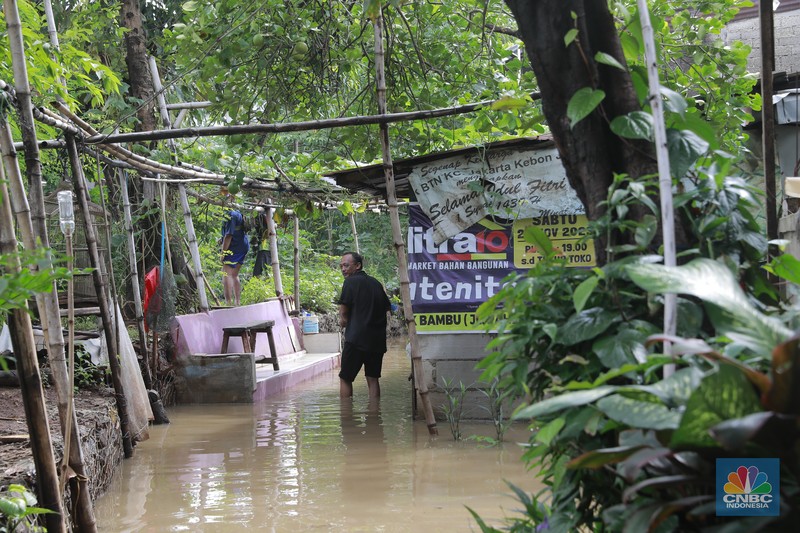 Aktifitas warga saat genangan air melanda di wilayah Cipinang Melayu, Jakarta, (31/1/2024). Pemprov DKI Jakarta melaporkan kenaikan tinggi muka air di Pos Pantau Sunter Hulu usai hujan mengguyur sejumlah wilayah di Jakarta. Pos Sunter Hulu kini statusnya naik menjadi bahaya atau Siaga 1. (CNBC Indonesia/Muhammad Sabki)