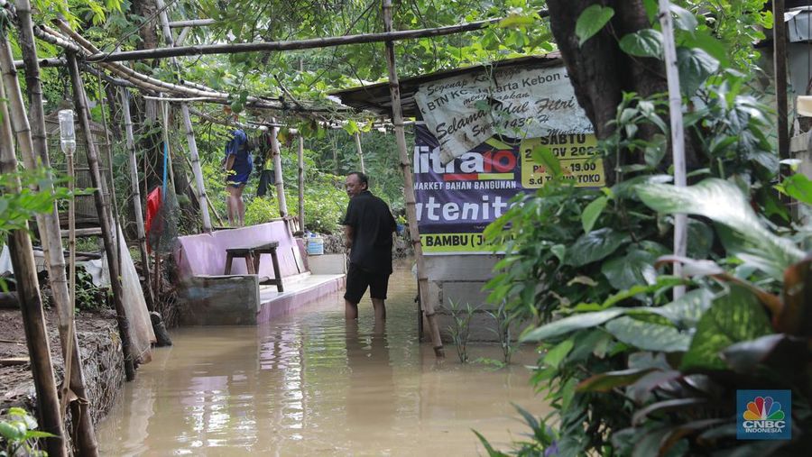 Aktifitas warga saat genangan air melanda di wilayah Cipinang Melayu, Jakarta, (31/1/2024). Pemprov DKI Jakarta melaporkan kenaikan tinggi muka air di Pos Pantau Sunter Hulu usai hujan mengguyur sejumlah wilayah di Jakarta. Pos Sunter Hulu kini statusnya naik menjadi bahaya atau Siaga 1. (CNBC Indonesia/Muhammad Sabki)