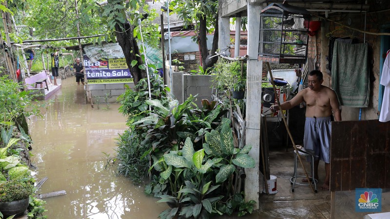 Banjir Jakarta Aktifitas warga saat genangan air melanda di wilayah Cipinang Melayu, Jakarta, (31/1/2024). Pemprov DKI Jakarta melaporkan kenaikan tinggi muka air di Pos Pantau Sunter Hulu usai hujan mengguyur sejumlah wilayah di Jakarta. Pos Sunter Hulu kini statusnya naik menjadi bahaya atau Siaga 1. (CNBC Indonesia/Muhammad Sabki)