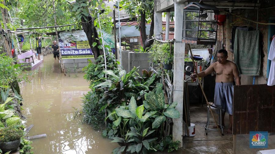 Aktifitas warga saat genangan air melanda di wilayah Cipinang Melayu, Jakarta, (31/1/2024). Pemprov DKI Jakarta melaporkan kenaikan tinggi muka air di Pos Pantau Sunter Hulu usai hujan mengguyur sejumlah wilayah di Jakarta. Pos Sunter Hulu kini statusnya naik menjadi bahaya atau Siaga 1. (CNBC Indonesia/Muhammad Sabki)