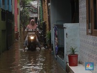 Bahaya! Jangan Lakukan 5 Hal Ini Saat Petir & Hujan Badai