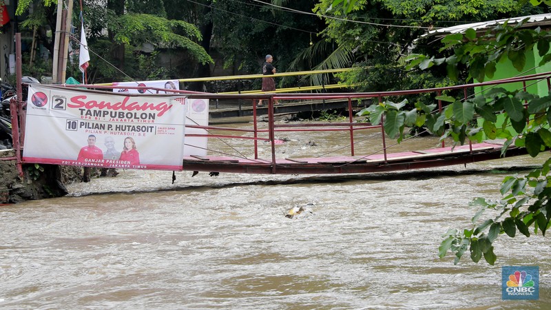 Aktifitas warga saat genangan air melanda di wilayah Cipinang Melayu, Jakarta, (31/1/2024). Pemprov DKI Jakarta melaporkan kenaikan tinggi muka air di Pos Pantau Sunter Hulu usai hujan mengguyur sejumlah wilayah di Jakarta. Pos Sunter Hulu kini statusnya naik menjadi bahaya atau Siaga 1. (CNBC Indonesia/Muhammad Sabki)