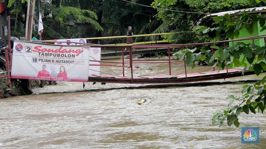 Aktifitas warga saat genangan air melanda di wilayah Cipinang Melayu, Jakarta, (31/1/2024). Pemprov DKI Jakarta melaporkan kenaikan tinggi muka air di Pos Pantau Sunter Hulu usai hujan mengguyur sejumlah wilayah di Jakarta. Pos Sunter Hulu kini statusnya naik menjadi bahaya atau Siaga 1. (CNBC Indonesia/Muhammad Sabki)