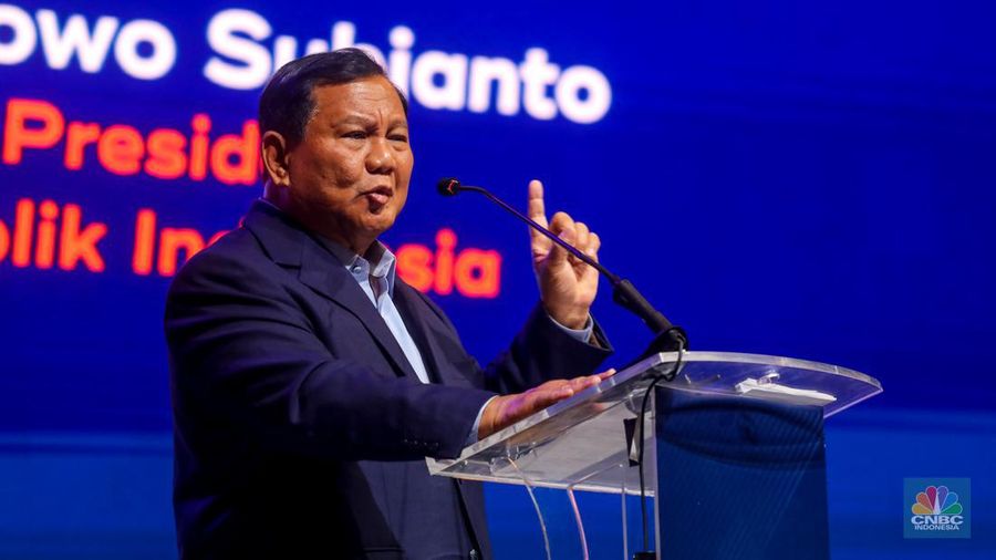 Calon Presiden nomor urut 02 dari Koalisi Indonesia Maju, Prabowo Subianto memberikan pemaparan dalam acara Political and Economic Outlook di Jakarta, Rabu (31/1/2024). (վ/Faisal Rahman)