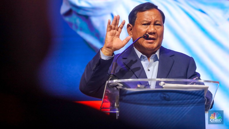 Calon Presiden nomor urut 02 dari Koalisi Indonesia Maju, Prabowo Subianto memberikan pemaparan dalam acara Political and Economic Outlook di Jakarta, Rabu (31/1/2024). (CNBC Indonesia/Faisal Rahman)