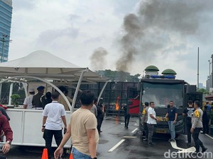Demo Apdesi di Depan DPR RI Ricuh, Massa Lempar Botol-Bakar Spanduk