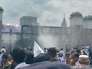 Detik-detik Demo Apdesi Ricuh, Gerbang DPR Rusak