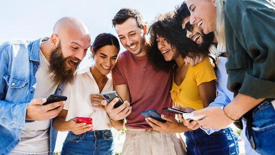 Ilustrasi orang bermain handphone. (Freepik)