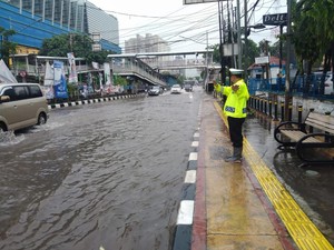 Jalan Gunung Sahari Jakpus Banjir Setinggi 20 Cm