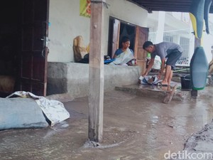 Luapan Air di Jalan Jogja-Solo Jogonalan Klaten Surut, Warga Bersih-bersih