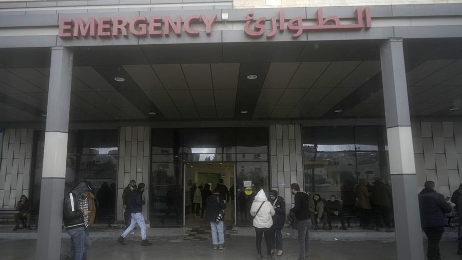 Tentara Israel menyamar sebagai petugas medis, menyerbu Rumah Sakit Ibn Sina dan membunuh tiga orang di rumah sakit tersebut. (Palestinian Health Ministry via AP)