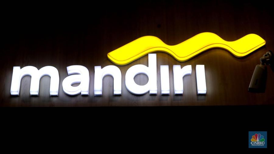 Karyawan melayani nasabah di salah satu kantor cabang Bank Mandiri, di Jakarta, Selasa (30/1/2023). (CNBC Indonesia/Muhammad Sabki)