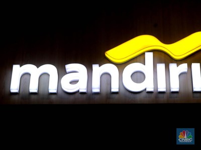 Karyawan melayani nasabah di salah satu kantor cabang Bank Mandiri, di Jakarta, Selasa (30/1/2023). (CNBC Indonesia/Muhammad Sabki)