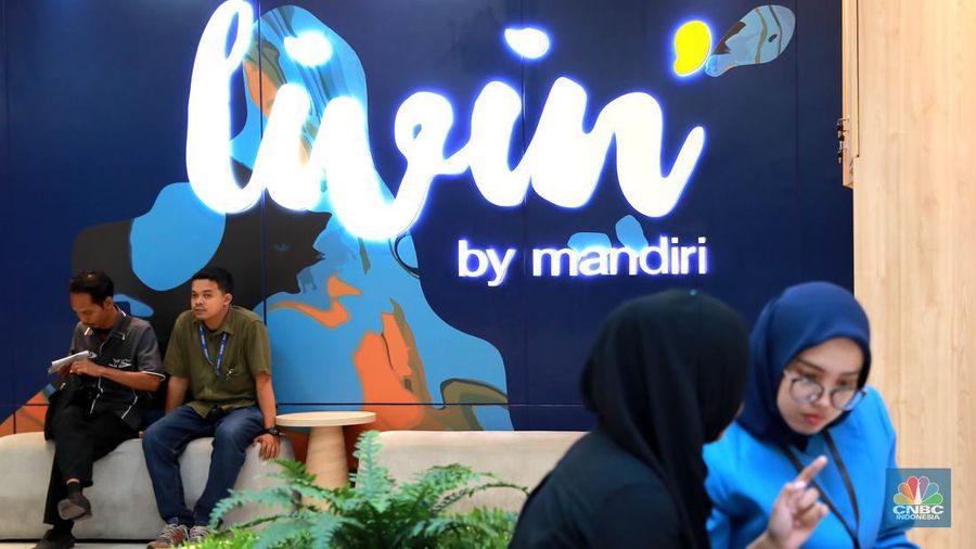 Karyawan melayani nasabah di salah satu kantor cabang Bank Mandiri, di Jakarta, Selasa (30/1/2023). (CNBC Indonesia/Muhammad Sabki)