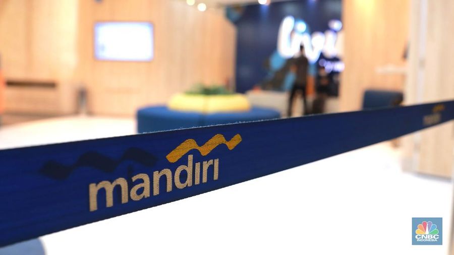 Karyawan melayani nasabah di salah satu kantor cabang Bank Mandiri, di Jakarta, Selasa (30/1/2023). (CNBC Indonesia/Muhammad Sabki)