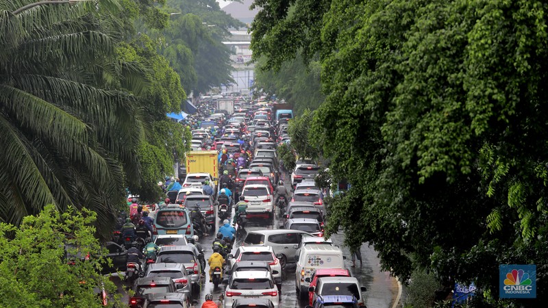Kondisi Lalu lintas (lalin) di ruas Jalan Perumpung, Jakarta Timur ke arah ke Tebet yang terpantau padat saat diguyur hujan, Rabu, 31/1. Kemacetan terjadi akibat padatnya volume kendaraan. (CNBC Indonesia/Muhammad Sabki) Kondisi Lalu lintas (lalin) di ruas Jalan Perumpung, Jakarta Timur ke arah ke Tebet yang terpantau padat saat diguyur hujan, Rabu, 31/1. Kemacetan terjadi akibat padatnya volume kendaraan. (CNBC Indonesia/Muhammad Sabki)