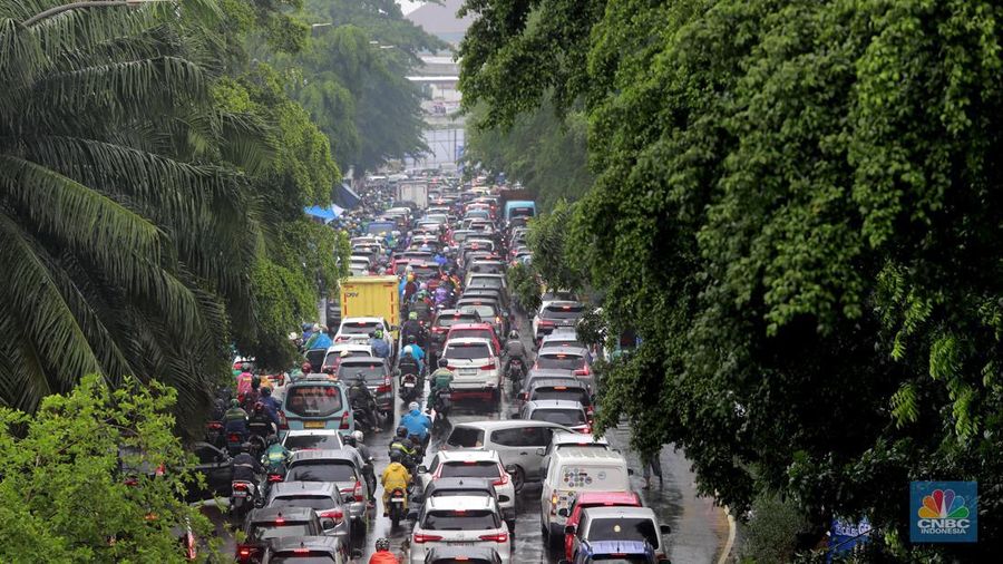 Kondisi Lalu lintas (lalin) di ruas Jalan Perumpung, Jakarta Timur ke arah ke Tebet yang terpantau padat saat diguyur hujan, Rabu, 31/1. Kemacetan terjadi akibat padatnya volume kendaraan. (վ/Muhammad Sabki)