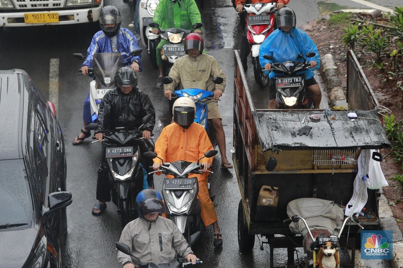 Kondisi Lalu lintas (lalin) di ruas Jalan Perumpung, Jakarta Timur ke arah ke Tebet yang terpantau padat saat diguyur hujan, Rabu, 31/1. Kemacetan terjadi akibat padatnya volume kendaraan. (CNBC Indonesia/Muhammad Sabki)
