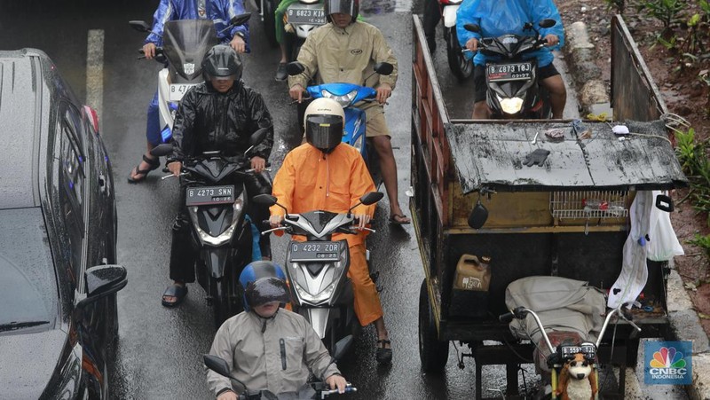 Kondisi Lalu lintas (lalin) di ruas Jalan Perumpung, Jakarta Timur ke arah ke Tebet yang terpantau padat saat diguyur hujan, Rabu, 31/1. Kemacetan terjadi akibat padatnya volume kendaraan. (CNBC Indonesia/Muhammad Sabki)