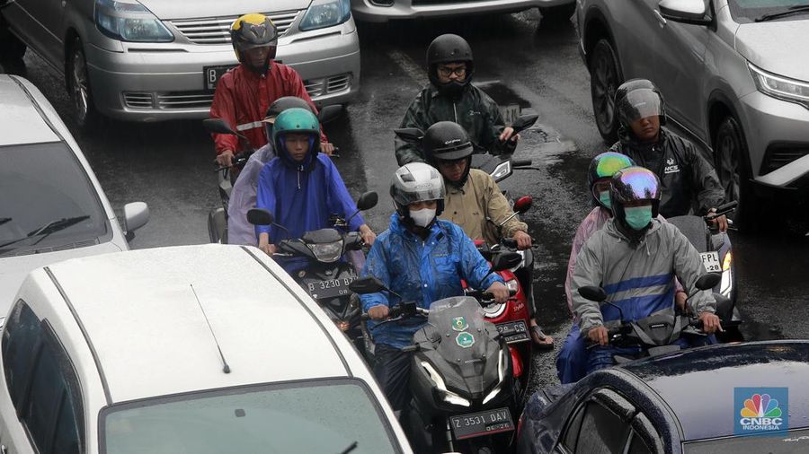 Kondisi Lalu lintas (lalin) di ruas Jalan Perumpung, Jakarta Timur ke arah ke Tebet yang terpantau padat saat diguyur hujan, Rabu, 31/1. Kemacetan terjadi akibat padatnya volume kendaraan. (²©²ÊÍøÕ¾/Muhammad Sabki)